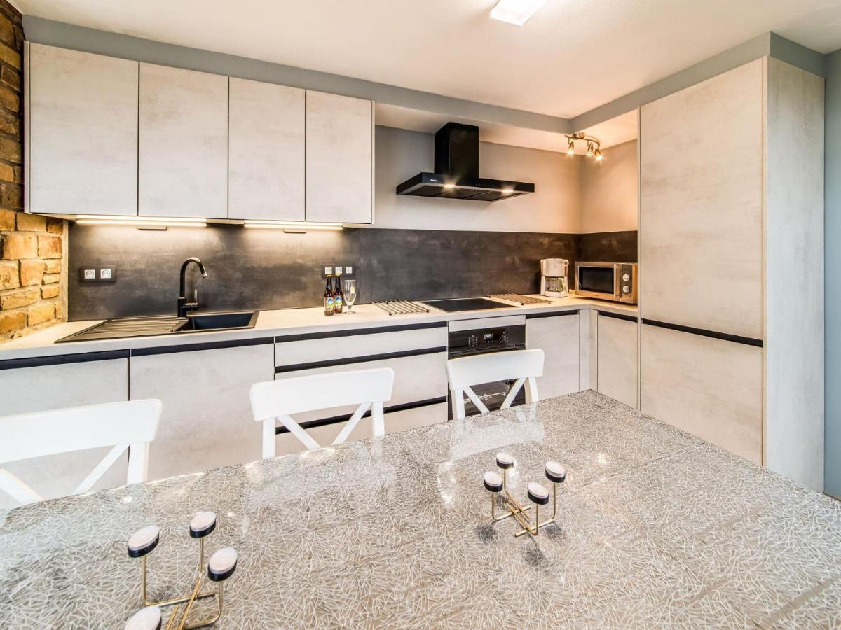 Modern Holiday Home In Lavacherie Sainte-Ode 外观 照片